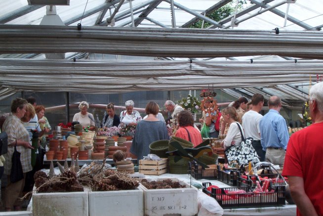 ein Flohmarkt zum Verkauf der Gärtnereiartikel wird veranstaltet